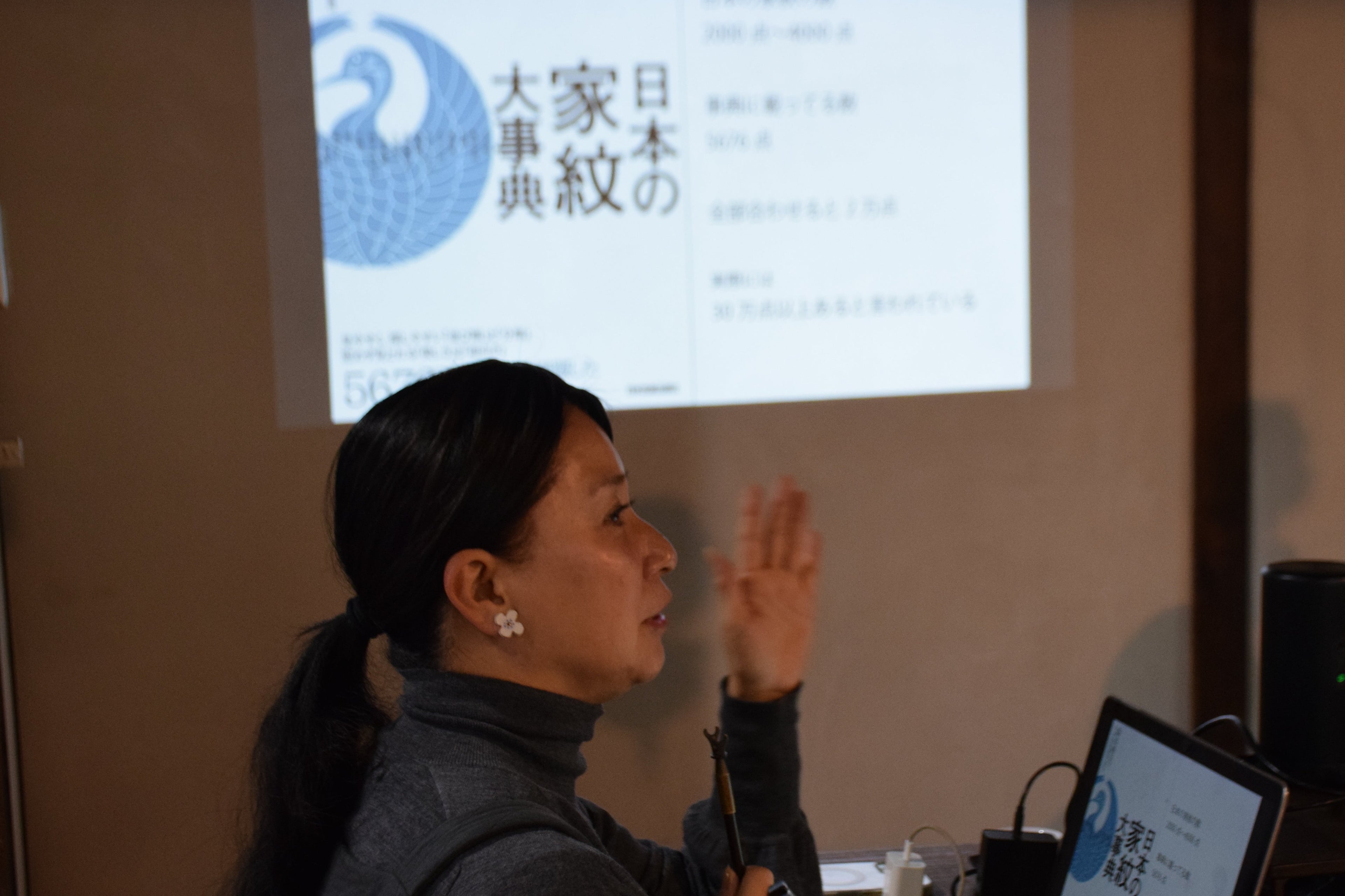 ８月２２日土曜日　１限　ミヤケマイ先生家紋の授業