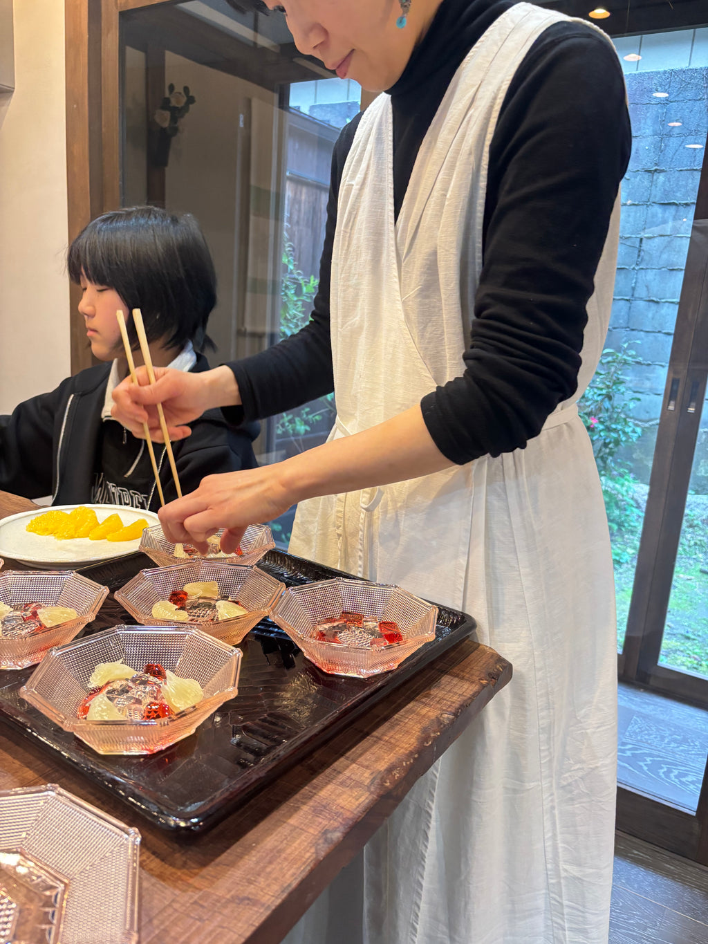 ８月２４日月曜日　２限　みのり菓子 小林 優子 先生みのり菓子さんの季節のフルーツを使った和菓子