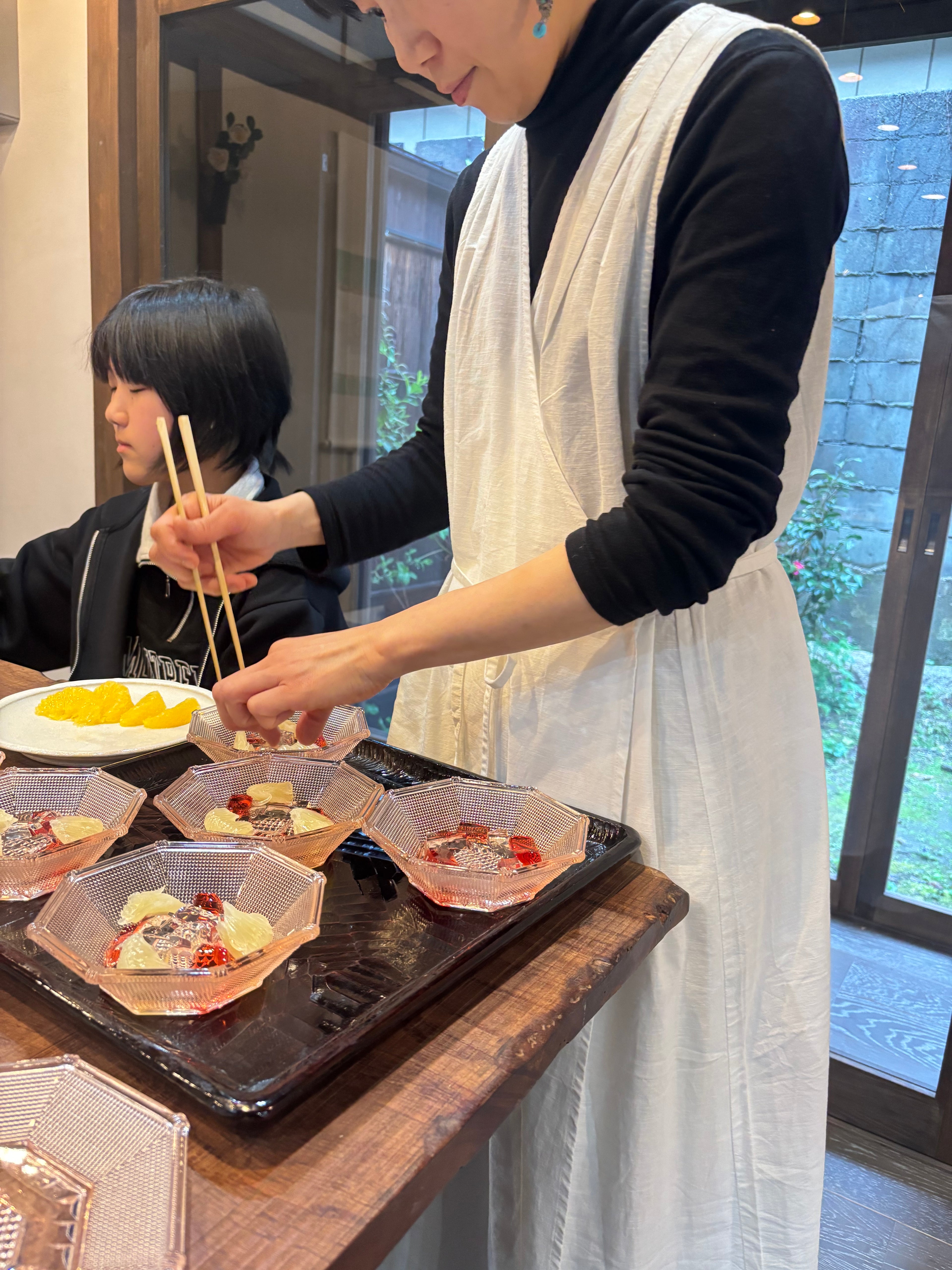 ８月２４日月曜日　２限　みのり菓子 小林 優子 先生みのり菓子さんの季節のフルーツを使った和菓子