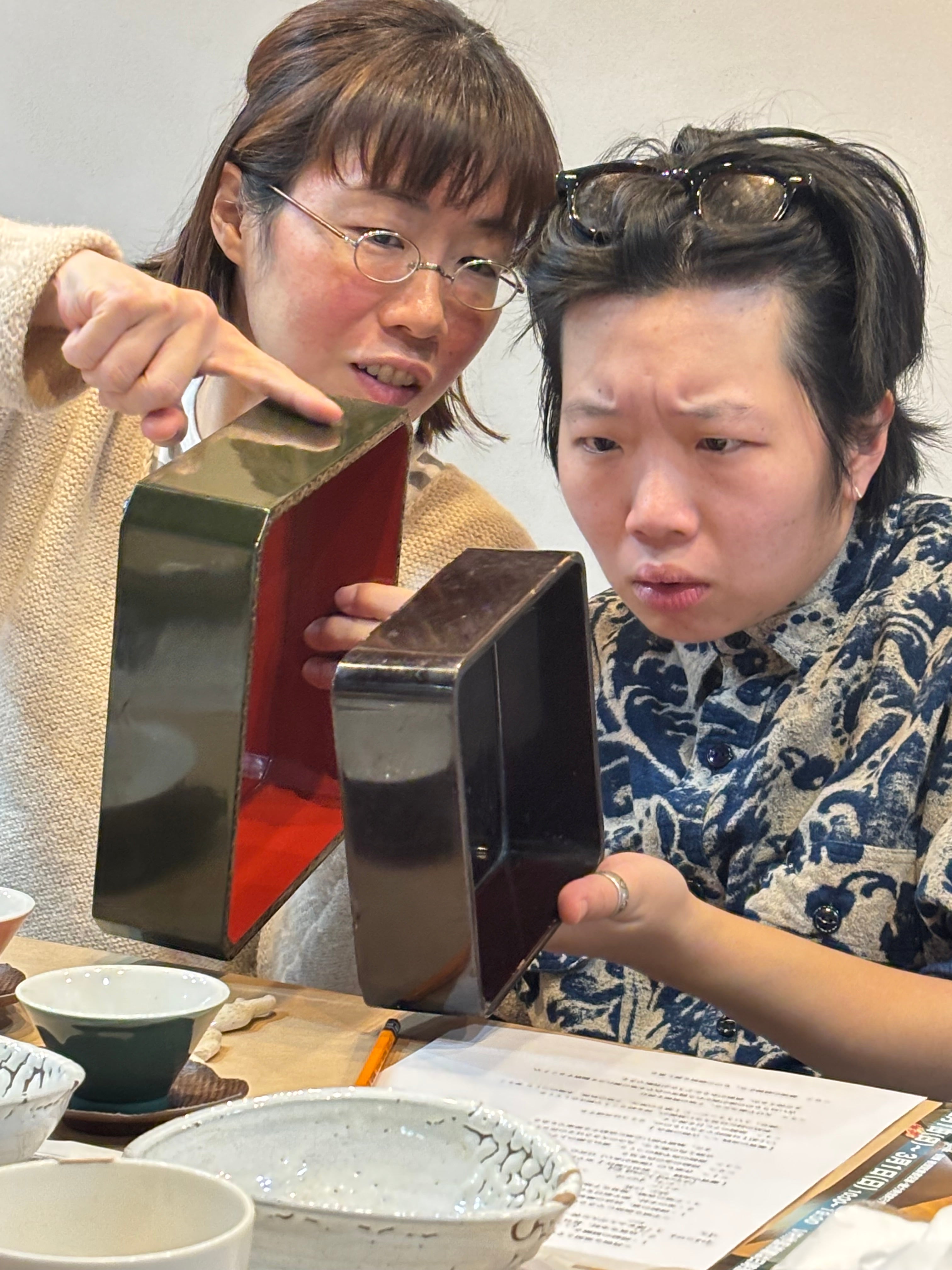 ９月２９日火曜日　２限　金継ぎの授業と漆の真贋の勉強　 塗師、漆芸研究者　 岩渕祐二　先生　